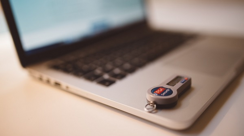Un portatile e un token USB rappresentano uno dei metodi di autenticazione a due fattori.