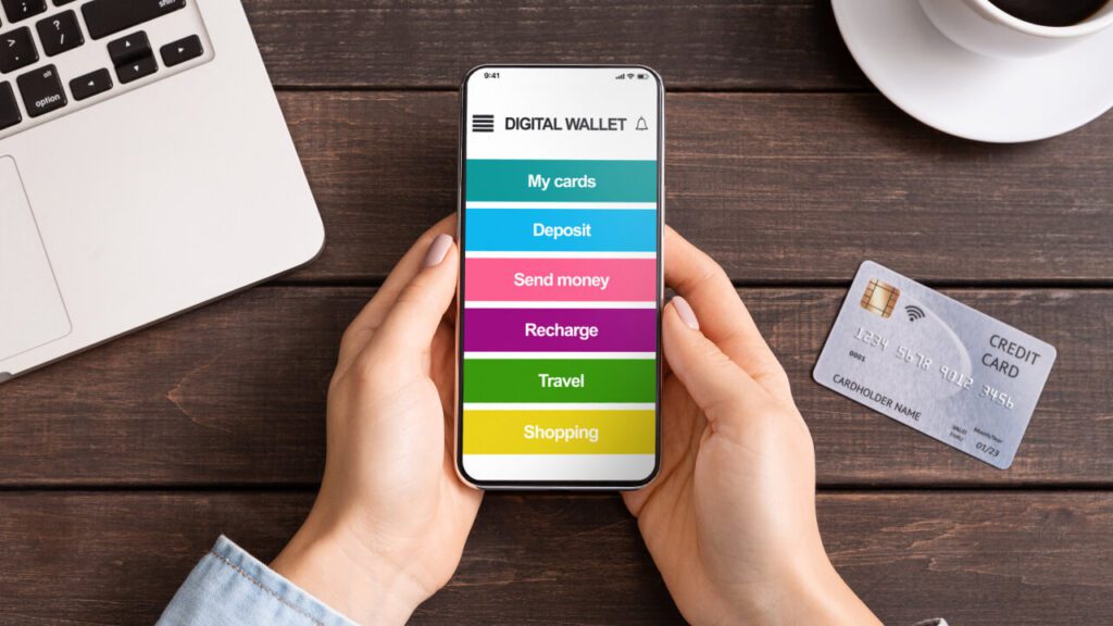 Uno smartphone tra le mani di una donna che accede al digital wallet per la gestione dell'identità digitale