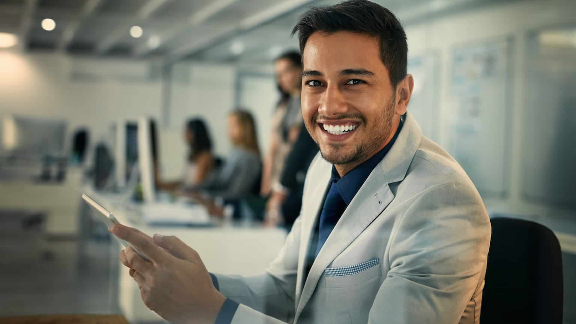 Un giovane con tablet mentre segue il corso gratuito per diventare RAO Namirial.
