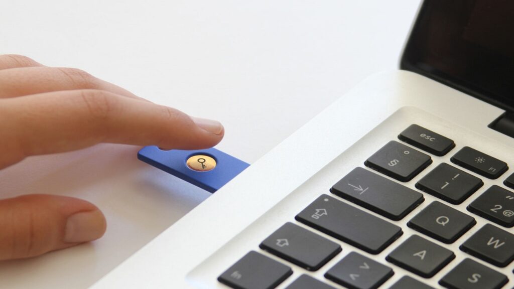 Una Google Security Key inserita in un portatile.