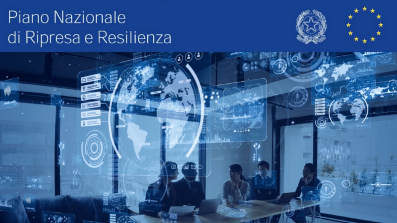 Esperti a un tavolo di lavoro e la scritta Piano Nazionale di Ripresa e Resilienza.