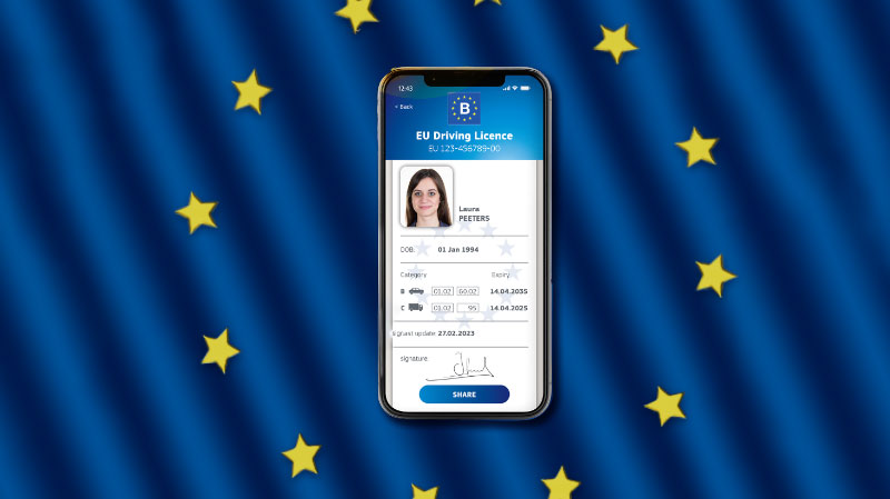 Patente digitale su uno smartphone, sullo sfondo la bandiera Ue.