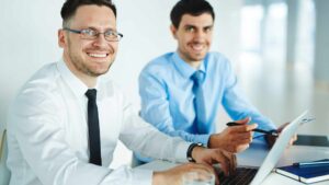 Due manager di successo davanti a un laptop