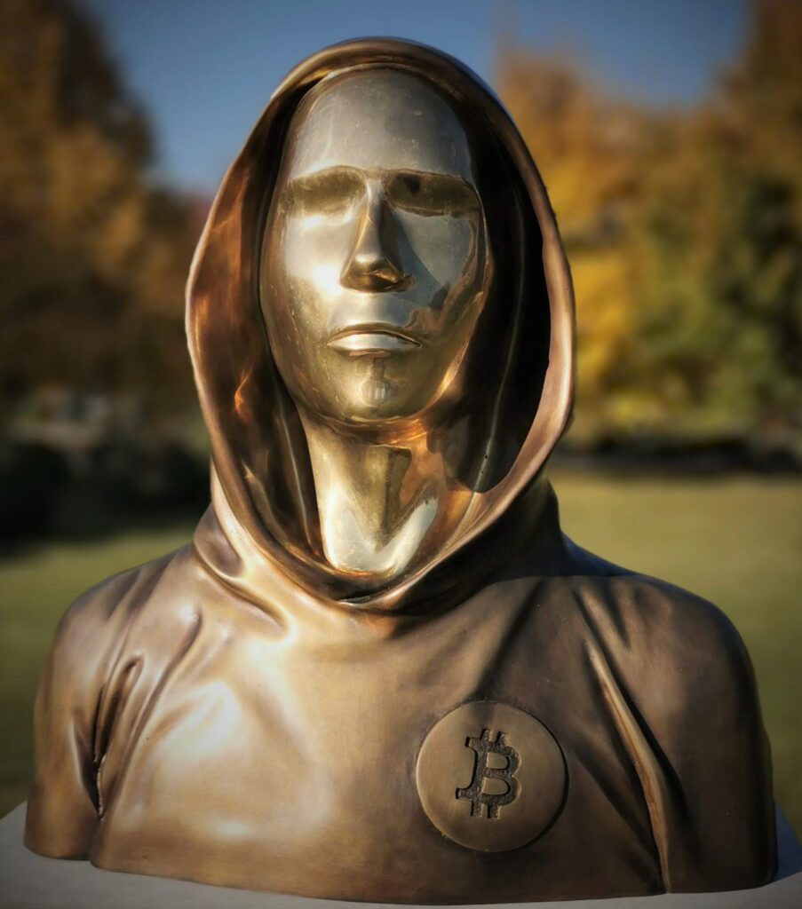 La prima statua dedicata a Satoshi Nakamoto, inventore della blockchain.