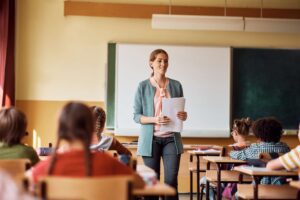 Docente in classe a scuola spiega le regole generali della privacy.