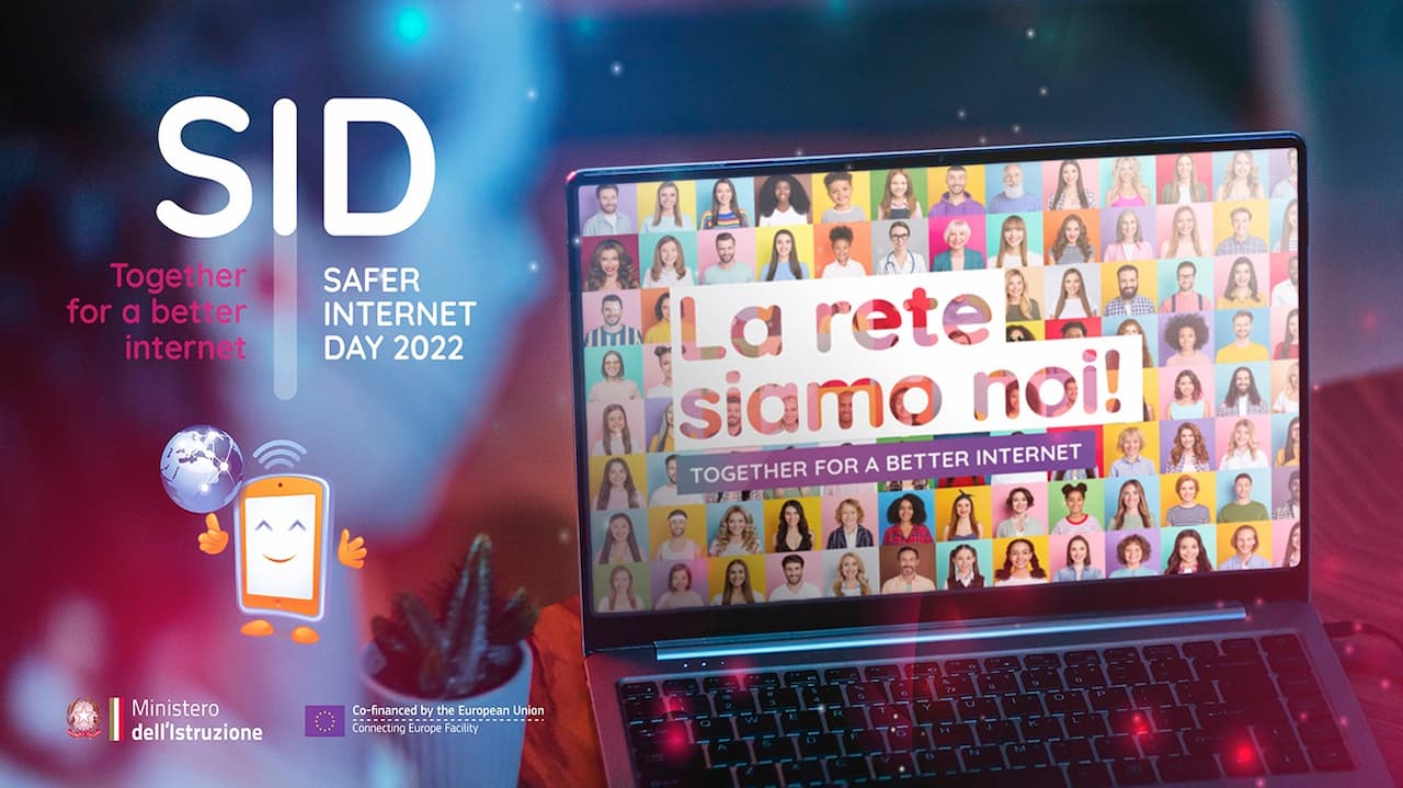 Sid Safer Internet Day 2022, locandina con tanti volti di studenti sullo schermo di un pc portatile