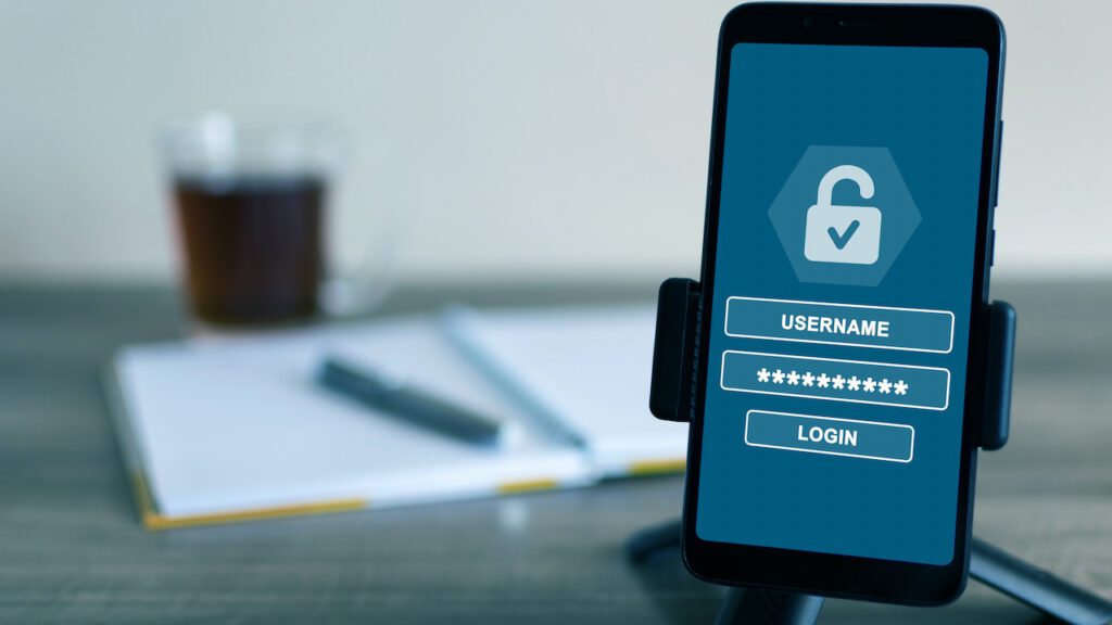 Uno smartphone su una scrivania con username e password per il single sign-on.