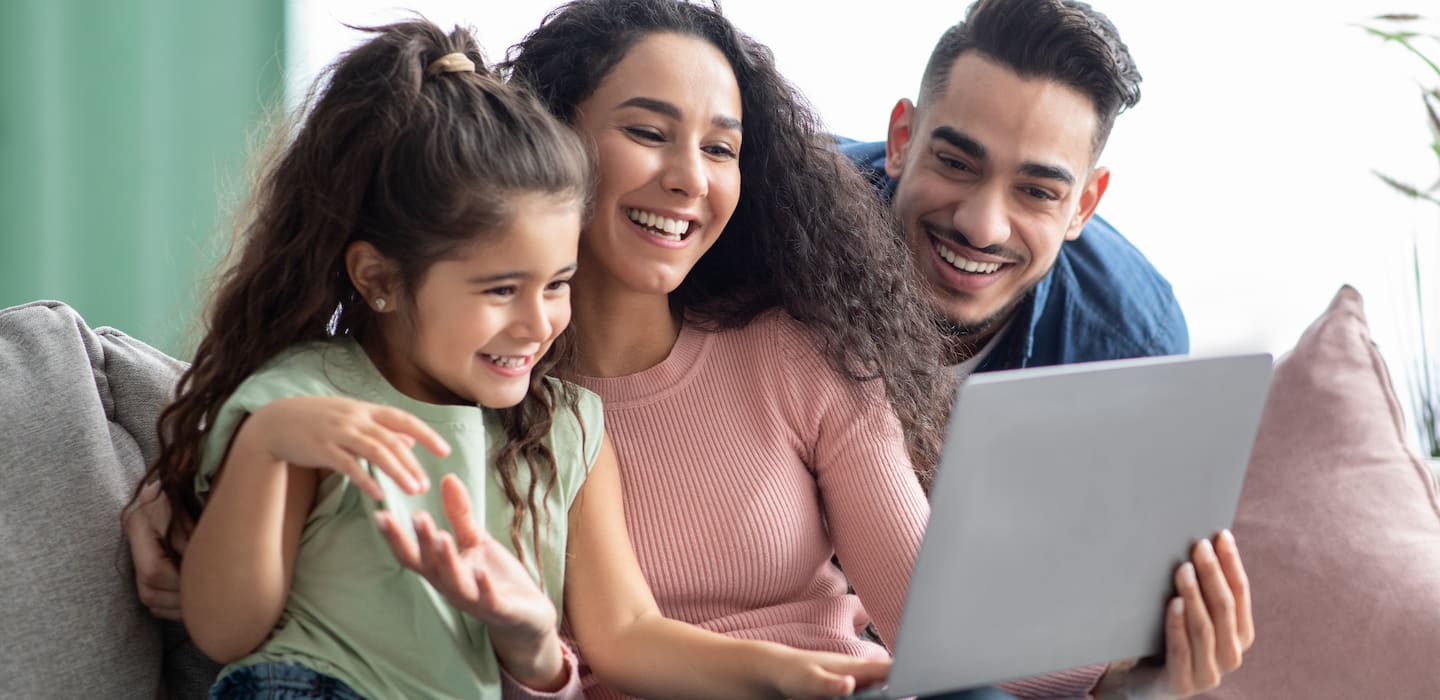 Genitori con figlia sul divano con tablet usano SPID per accedere ai servizi scolastici.