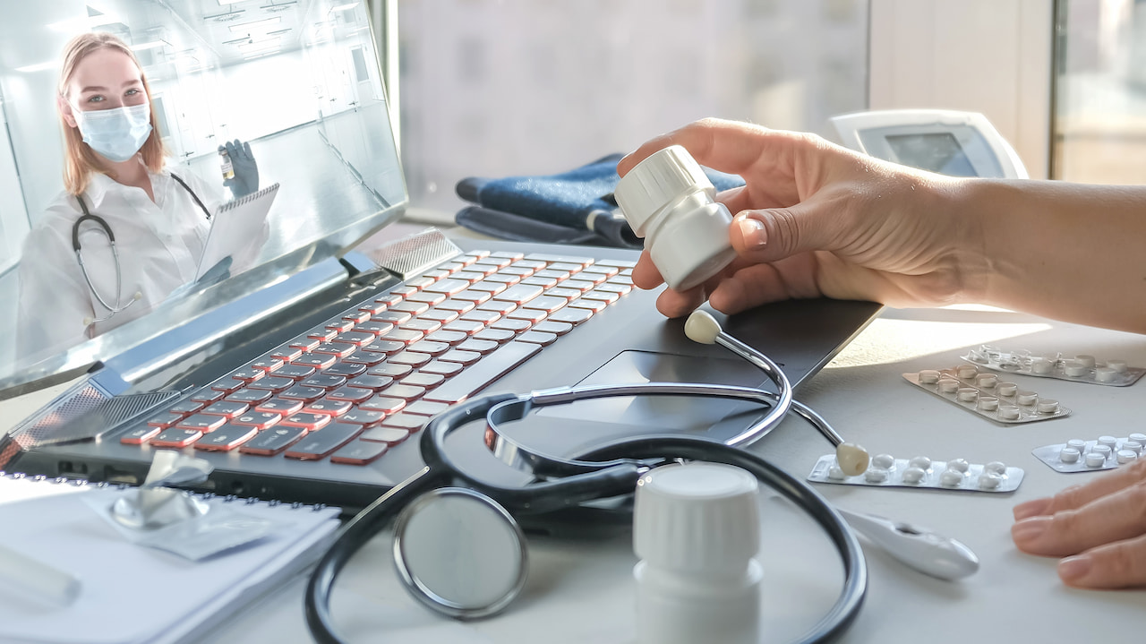 Telemedicina, con medico e paziente che si parlano a distanza tramite un notebook.