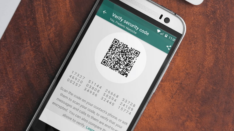 Smartphone con schermata di whatsapp che annuncia la crittografia end-to-end.